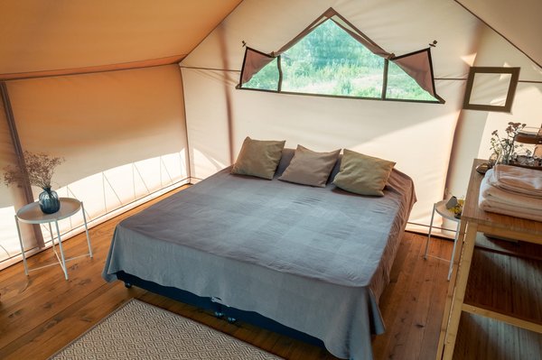 Quels sont les campings de Royan qui proposent des activités de glamping ?
